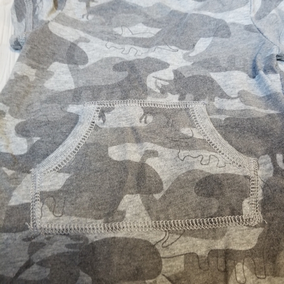 Baby Gap gray dinosaur romper🦕🦖 Size 3-6mo - Picture 3 of 6